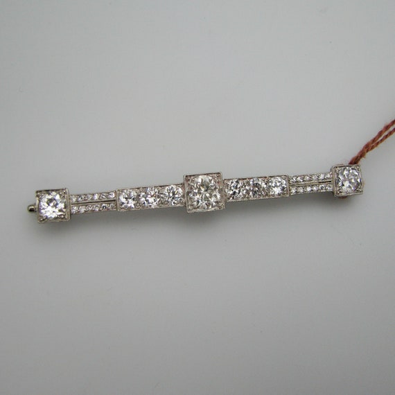 d989 Dazzling 18k White Gold Diamond Brooch - image 1