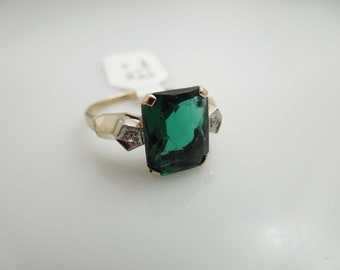 g627 Beautiful Vintage Ladies 10kt Yellow Gold Synthetic Emerald and Diamond Ring