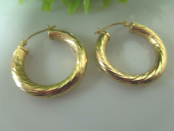 q674 Pretty pair of 14kt Yellow Gold Hoop Earring… - image 1