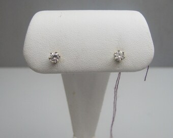 d917 14k White Gold Diamond Stud Earrings