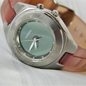 j428 Nice Women's Fossil Watch in Silver Tone and Silicone Band