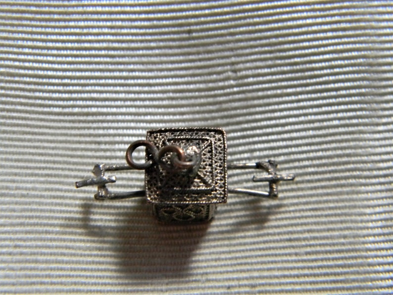 j870 Nice Vintage Asian Style Litter Carrier Charm Pendant in Silver Tone