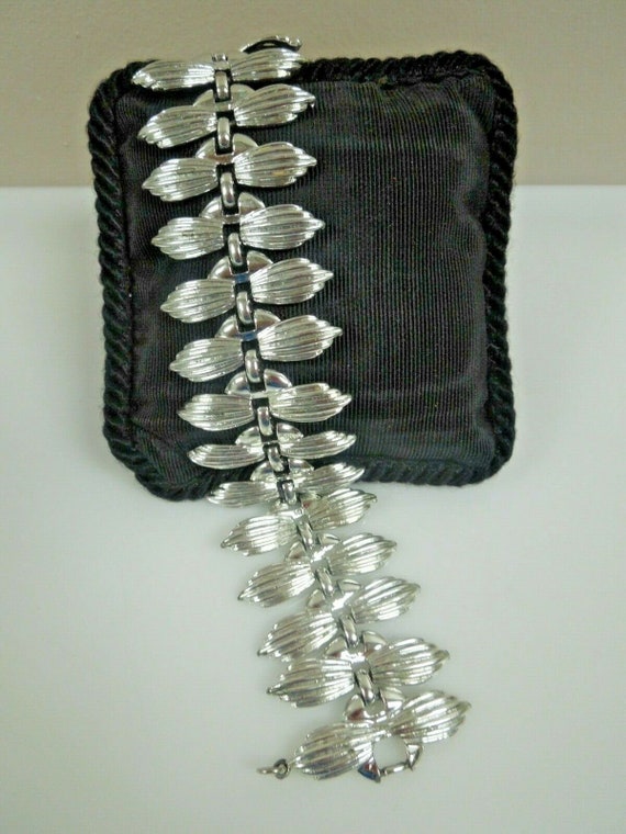 r060 Vintage Coro Silver Tone Bracelet 7"