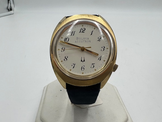 u076 Men's Vintage Bulova Accutron Wristwatch - image 1