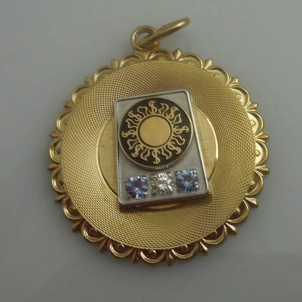 q032 Gorgeous Vintage 1/20 12k Gold Filled Round Pendant