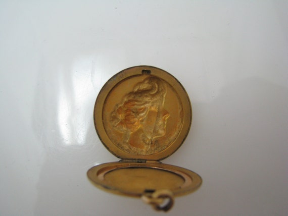 a668 Beautiful Art Nouveau Gold Filled Locket - image 5