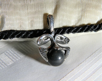 p081 Nice Vintage Sterling Silver Filigree Pendant with Round Onyx Ball