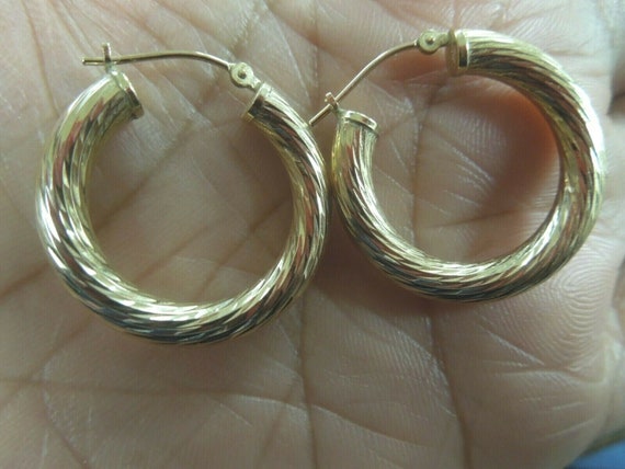 q674 Pretty pair of 14kt Yellow Gold Hoop Earring… - image 4