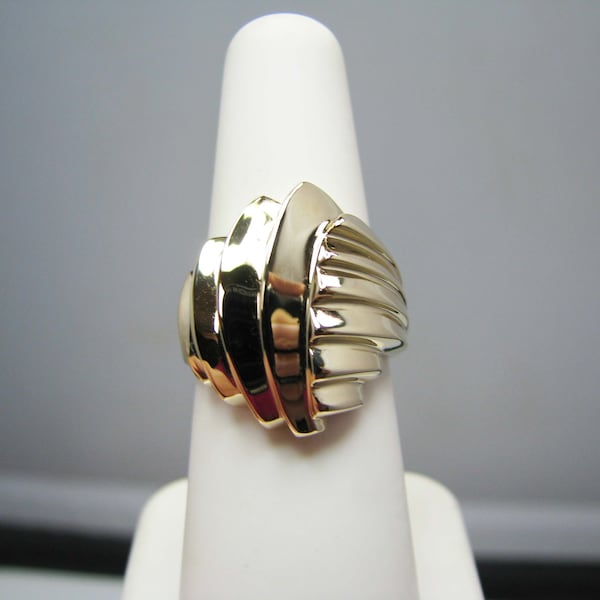 b148 Beautiful Ladies 14kt Yellow Gold Free Form ring