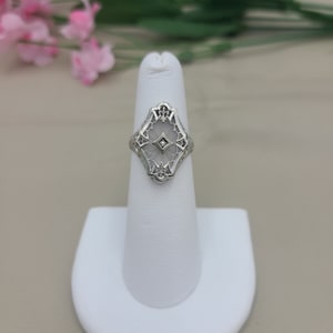 k837 Pretty Antique Ladies 14kt White Gold Camphor Glass Filigree Ring
