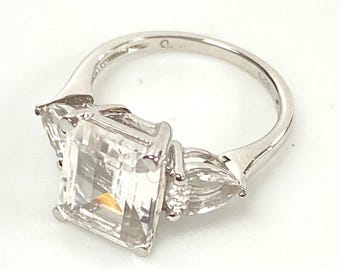 v592 Anillo vintage de plata de ley con circonita cúbica blanca de talla esmeralda, talla 5