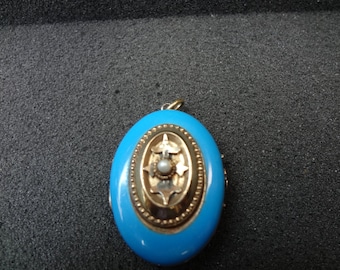 a1043 Beautiful Vintage Blue Enameled Oval Locket