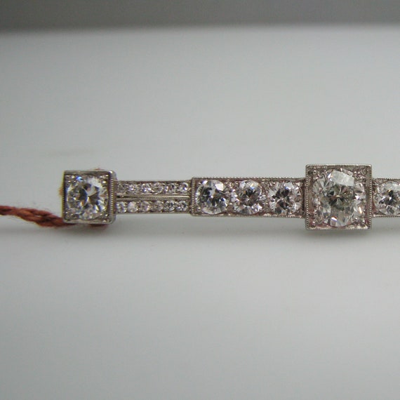 d989 Dazzling 18k White Gold Diamond Brooch - image 3