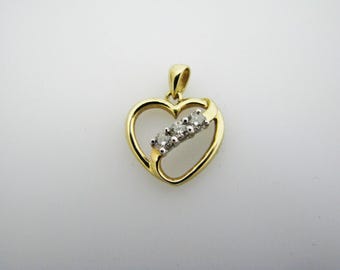 c130 Hermoso colgante de corazón de oro de 10k con una cinta de 3 diamantes