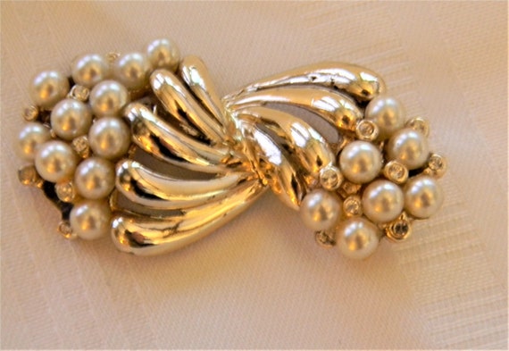 j207 Beautiful Simulated Pearl Brooch in Gold Ton… - image 3