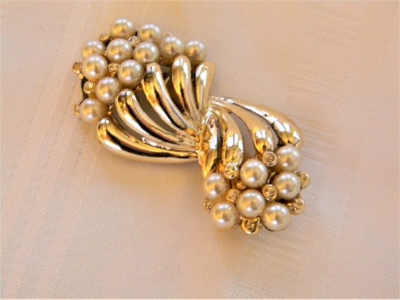 j207 Beautiful Simulated Pearl Brooch in Gold Ton… - image 2