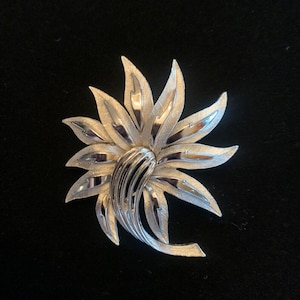 t574 Crown Trifari vintage signed and incredible shiny silver flower brooch with polished and textured silver