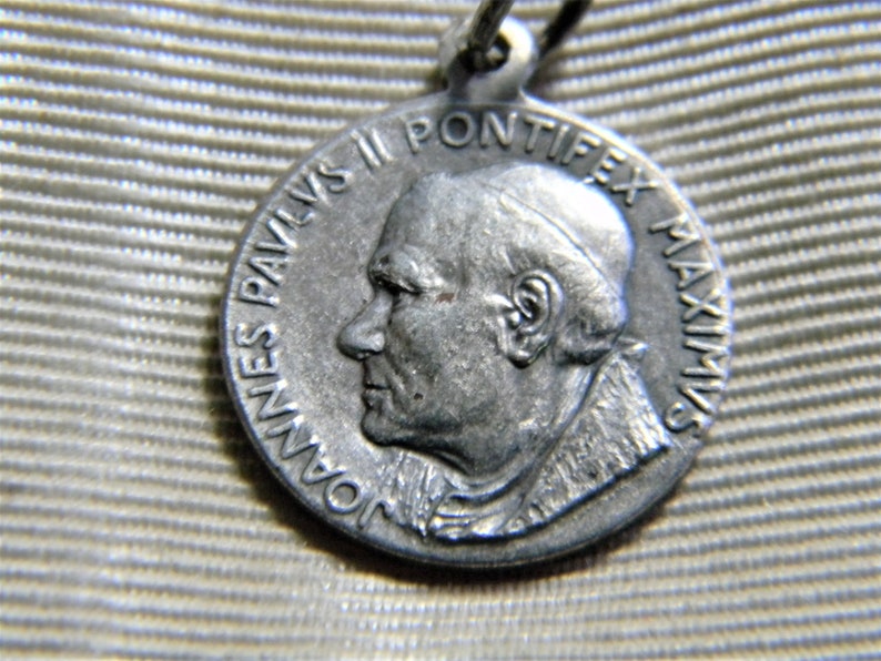 J859 Nice Religious Catholic Pope Medal Charm or Pendant in Silver Tone ...