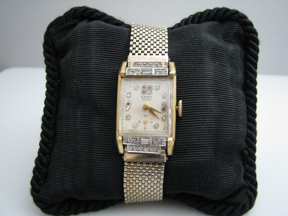 b620 Vintage Ladies Gold Tone Cort Deluxe Wristwa… - image 1