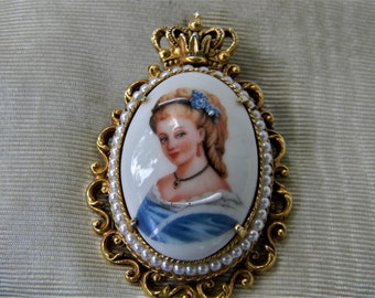 j957 Florenza Convertible Porcelain Vintage Brooch with Lady in Blue Gold Tone
