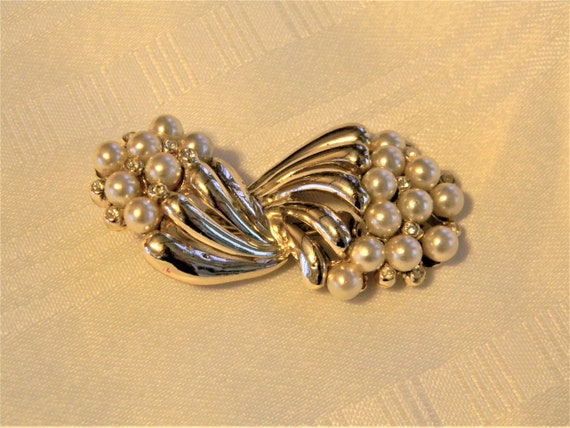 j207 Beautiful Simulated Pearl Brooch in Gold Ton… - image 1
