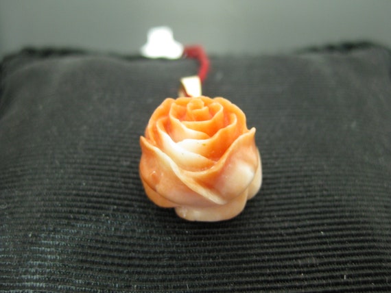 b798 Pretty Vintage 10kt Yellow Gold Coral Rose P… - image 1