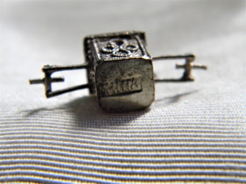 j870 Nice Vintage Asian Style Litter Carrier Charm Pendant in Silver Tone