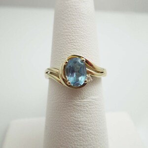 g622 Beautiful Ladies 14kt Yellow Gold Blue Topaz and Diamond Ring Size 6