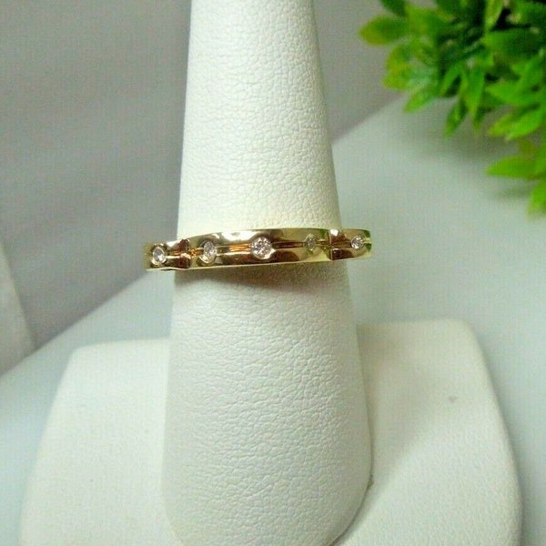 q697 14kt Yellow Gold Diamond .05 cts Size 8 (USA) Ring 3.8 g