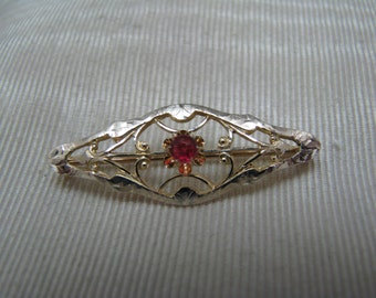 a579 Vintage 10k Yellow Gold Filigree Pin Brooch with a Single Center Ruby