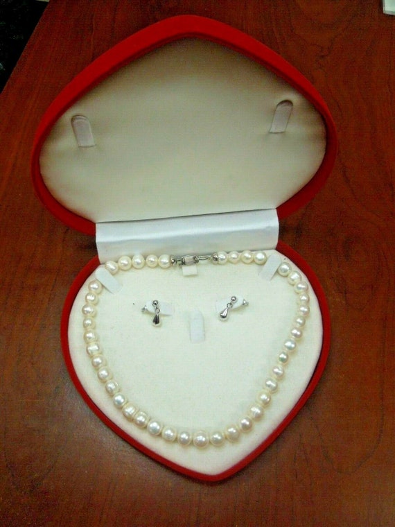 Premium Photo | Pearl necklace on pink box. a gift for a woman. jewelry as  a gift . high quality photo