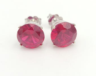 m675 Hermosos pendientes con piedra roja en oro blanco de 14 kt