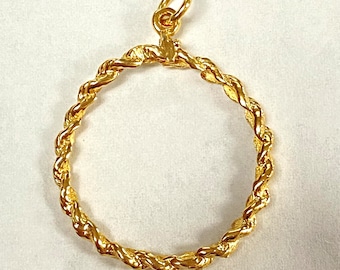 Colgante elegante con bisel de moneda y cuerda de oro amarillo de 14 k u502