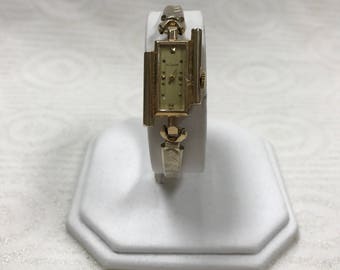 a148 Vintage LeCoultre 14K Gold Mechanical Hand Winding Wrist Watch