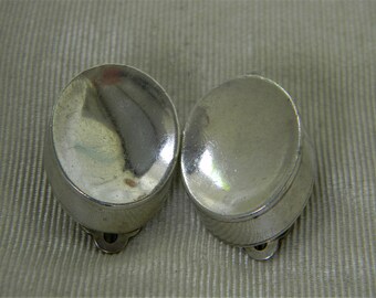 j253 Beautiful Sterling Silver Oval Clip Earrings by Jondell