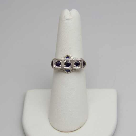d557 Gorgeous 18k White Gold Sapphire Ring
