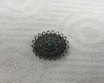 a132 Vintage  Sterling Silver Floral Filigree Green Stone Brooch Pin