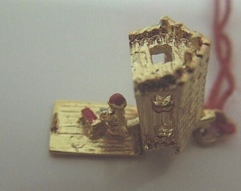 r947 14kt Yellow Gold Movable Log Cabin House Pendant