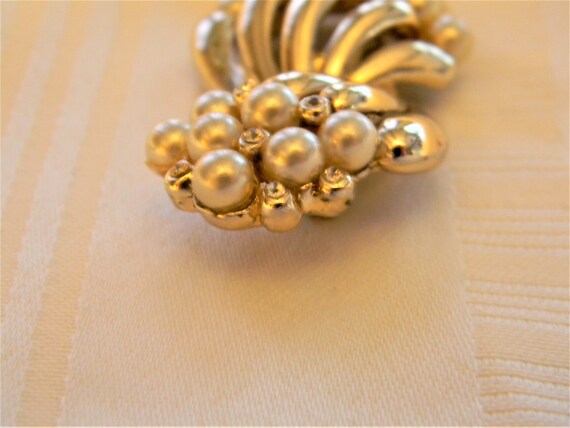 j207 Beautiful Simulated Pearl Brooch in Gold Ton… - image 4