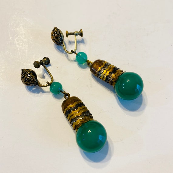 f595 Vintage Gold Tone Green Jade Dangle Screw-on