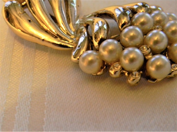 j207 Beautiful Simulated Pearl Brooch in Gold Ton… - image 5