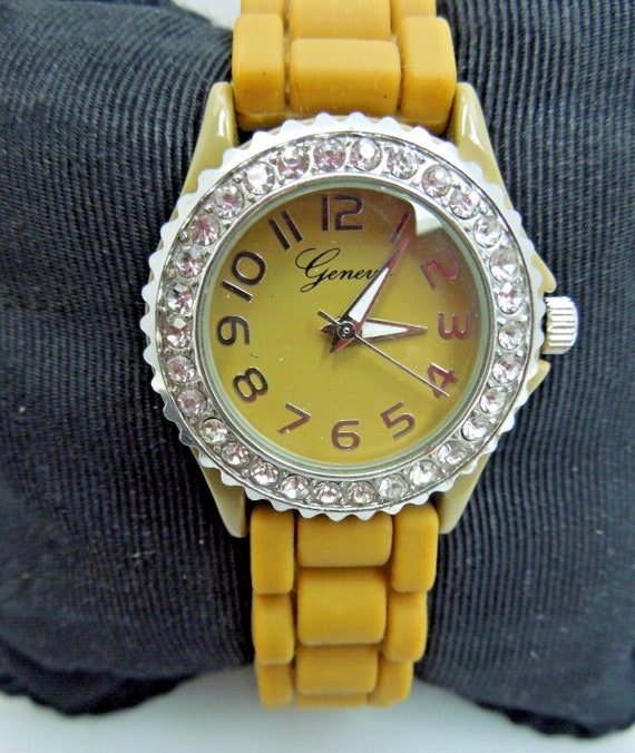T050 Geneva Analog Wristwatch Beige Buckle Band Silver Tone  display picture 2