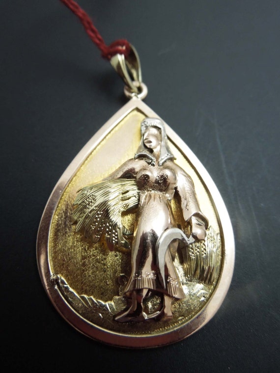 b942 Unique 14kt Tri-Colored Gold Woman with Sickl