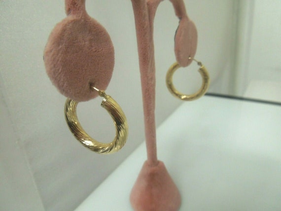 q674 Pretty pair of 14kt Yellow Gold Hoop Earring… - image 2