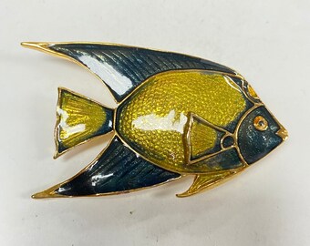 m184 Vintage Gold Tone Green Yellow Enamel Fish Medallion Brooch