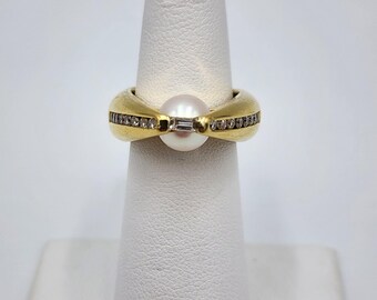 e388 Stunning Unisex Pearl and Diamond Ring set in 18kt Yellow Gold