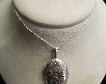 k580 Lovely Ladies Etched Sterling Silver Locket with 16" Link Chain