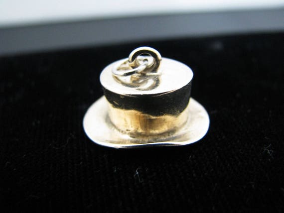 a759 Cute 14k Yellow Gold Top Hat Charm or Pendant - image 1