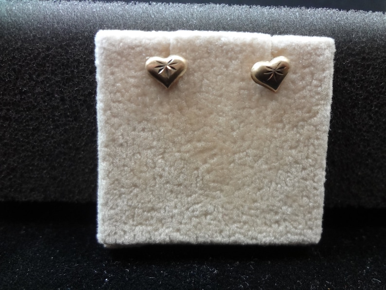 c179 Beautiful 14k Yellow Gold Delicately Etched Heart Pierced Earrings