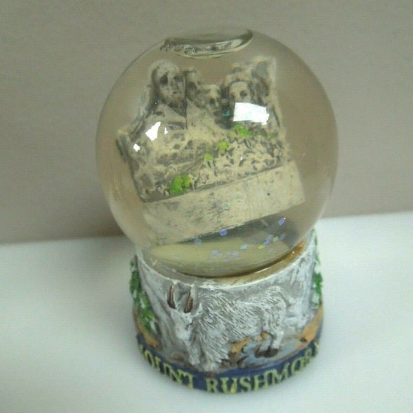 q884 Mount Rushmore  NAtional Memorial Snow Globe Water Dome 2.5"